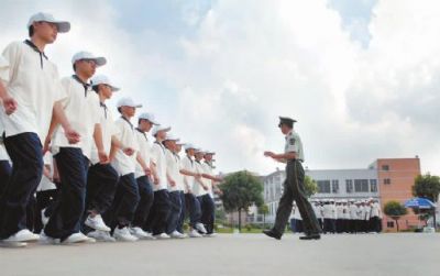 中山一中高中学军事训练现场图片