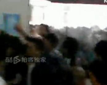 瑞安三中偷窥门事件引学生群殴罢课