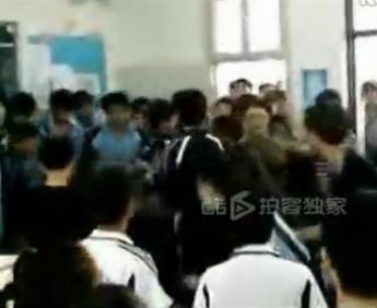 瑞安三中偷窥门事件引学生群殴罢课