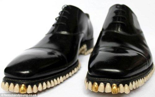 英设计出鞋底镶1050颗人类假牙皮鞋_国际新闻