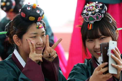 韩国高中女生传统韩服参加成人礼_国际新闻