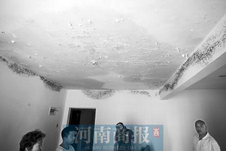 郑州安置房被曝用纸做房门 开发商称因无国标