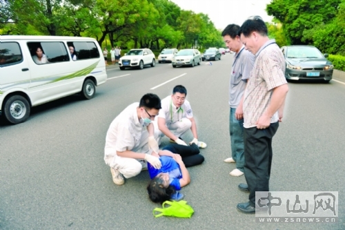 行人横穿马路被车撞伤_本地新闻_新闻频道_中山网