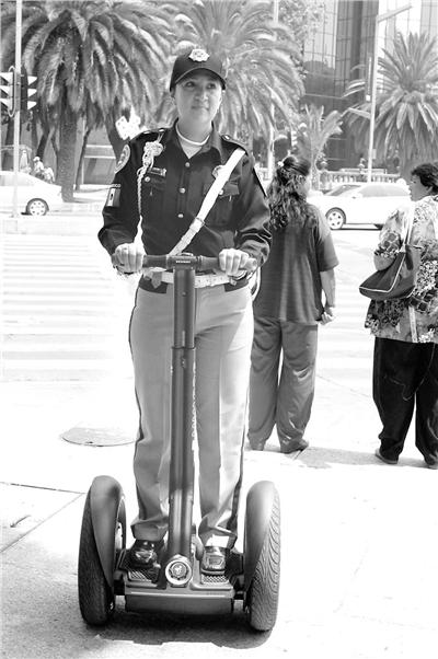 墨西哥城:女交警的新代步工具 _《中山日报》