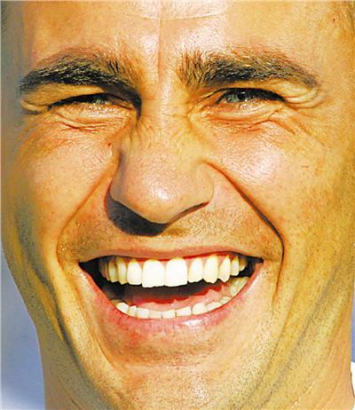 意大利足球队球员卡纳瓦罗在训练中面露笑容_