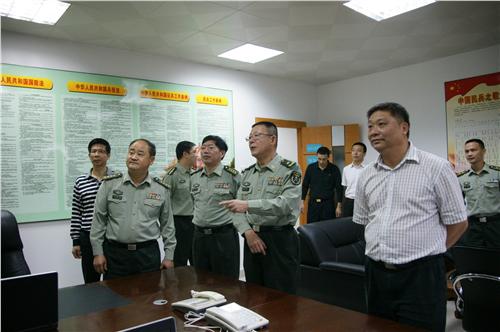 省军区副司令员张鲁江检查东凤武装工作