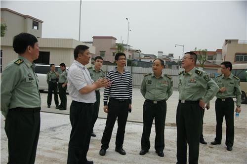 省军区副司令员张鲁江检查东凤武装工作