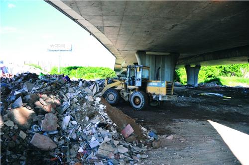 南外环岐江河桥底堆积垃圾正被清理
