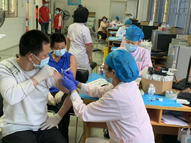 2022年4月30日，中山市救助管理站带滞留人员开展新冠疫苗接种.jpg