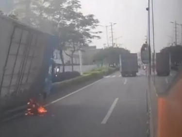 火海中“狂飙”！路遇货车起火，公交驾驶员挺身救援